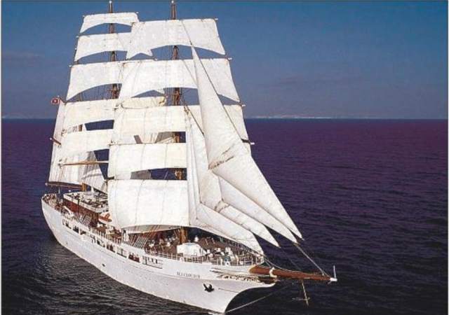 Die beiden von Hand gesegelten Windjammer SEA CLOUD und  SEA CLOUD II kreuzen in den schönsten Segelrevieren der Welt.